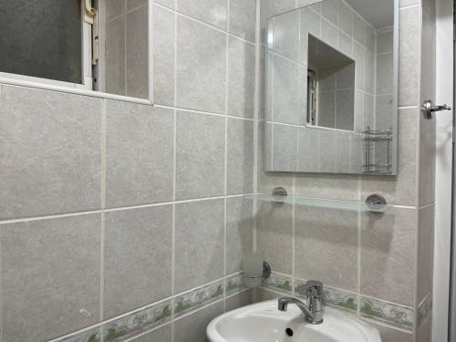 een badkamer met een wastafel en een spiegel bij @Home+ in Veliko Tŭrnovo