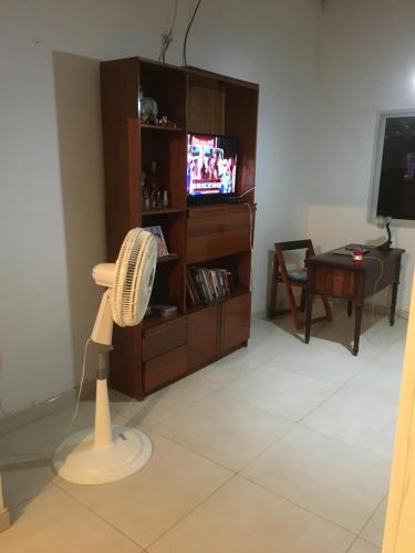 sala de estar con ventilador y TV en Finca La Belleza-Villeta, en Villeta