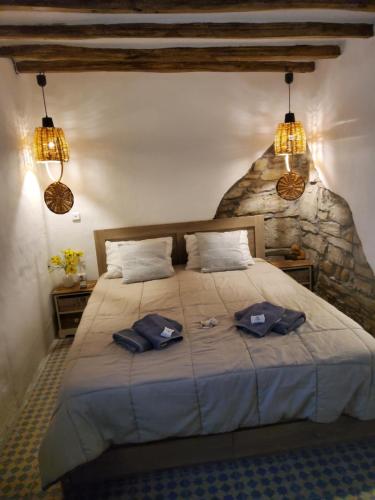 Postel nebo postele na pokoji v ubytování Romantic sunset cycladic house in Sotires