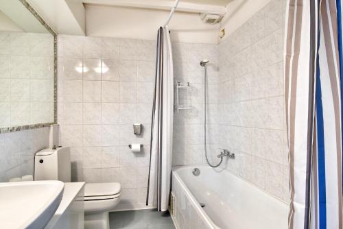 a bathroom with a tub and a toilet and a sink at Appartamenti Villa La Fonte in San Gimignano