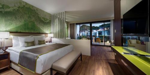 een hotelkamer met een groot bed en een bureau bij Trendy Lara in Lara