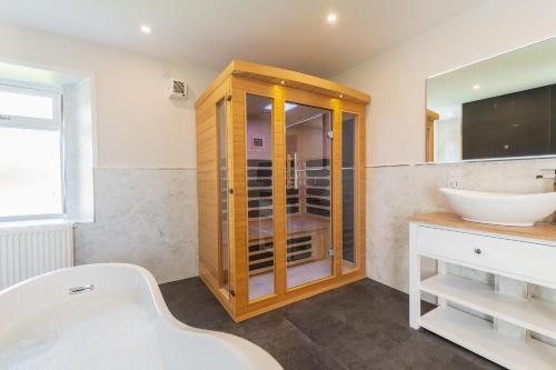 Ένα μπάνιο στο Nether Newton - Sleeps 10, Hottub, Sauna, Private Garden
