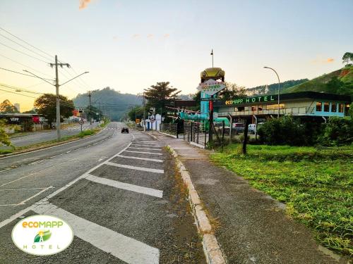 an empty street with a building on the side of the road at EcoMAPP Hotel in Aparecida