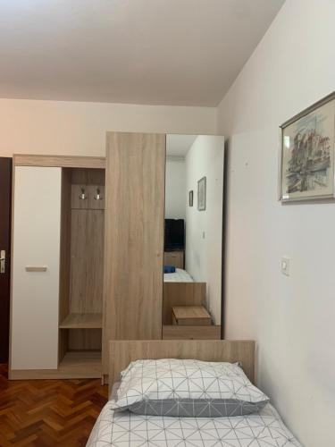 sypialnia z łóżkiem i szafką w obiekcie Apartment Emma w mieście Rijeka