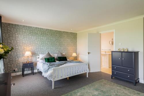 Tempat tidur dalam kamar di Alton Villa, Sleeps 10, Great for Families, Undercover Hotub & Games Room