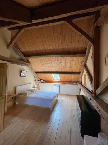 1 dormitorio con 1 cama en el ático en Le Moulin de cherré gîte bleu, en Aubigné-Racan