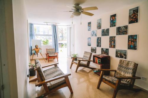 パナマシティにあるBodhi Panama Cityのリビングルーム(椅子、天井ファン付)