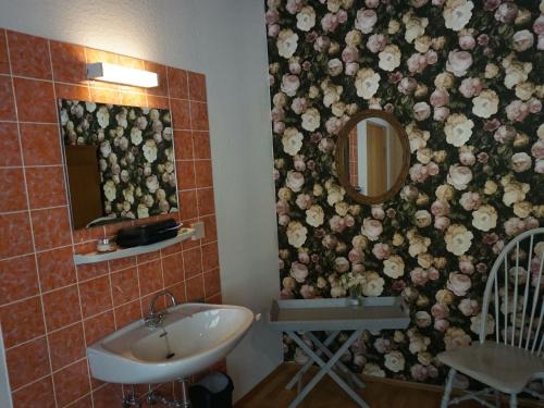 een badkamer met een wastafel en een spiegel bij Spacious holiday home near Willingen with garden in Willingen