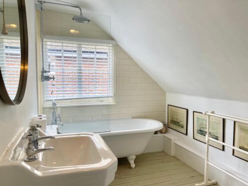 The Old Smoke House في Kent: حمام أبيض مع حوض ومغسلة