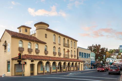 a building on a city street with cars parked on the street at Historic Sonora Inn in Sonora