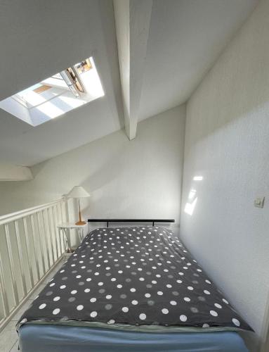 Cette petite chambre mansardée comprend un lit. dans l'établissement Pavillon à 400m de la plage avec piscine, à Valras-Plage