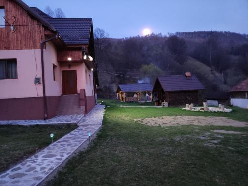 Nespecifikovaný výhled na hory nebo výhled na hory při pohledu z vily