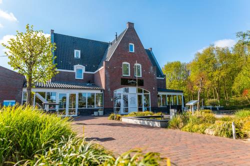 un grande edificio in mattoni con un vialetto di mattoni di EuroParcs Spaarnwoude a Halfweg