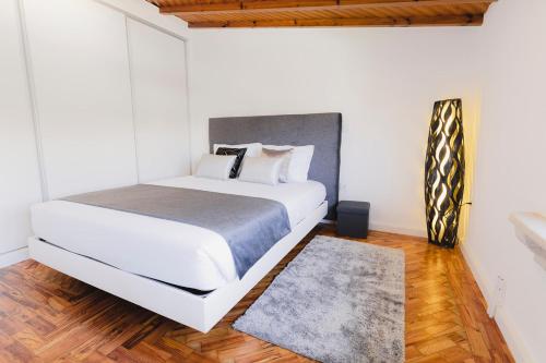 Un pat sau paturi într-o cameră la Santa Helena Apartments