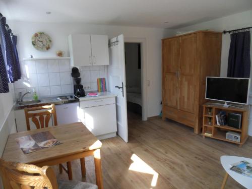 a kitchen and dining room with a table and a kitchen gmaxwell gmaxwell gmaxwell at Tiny House in Thermalbad Wiesenbad