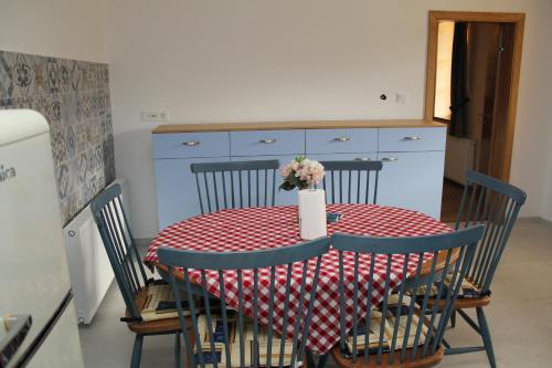 a table with a vase of flowers on top of it at COUNTRY HOUSE ERDUT in Erdut