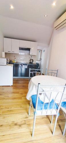 a room with a bed and a kitchen at Sunny day Rovinj in Rovinj