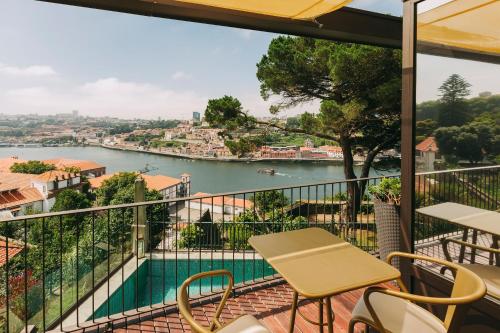 balkon z widokiem na zbiornik wodny w obiekcie Torel Avantgarde w Porto