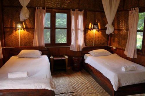 Tempat tidur dalam kamar di Sainamhai Resort