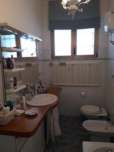 een badkamer met 2 wastafels en een toilet bij Appartamento Mamma Sandra, incantevole tre posti più uno in Florence