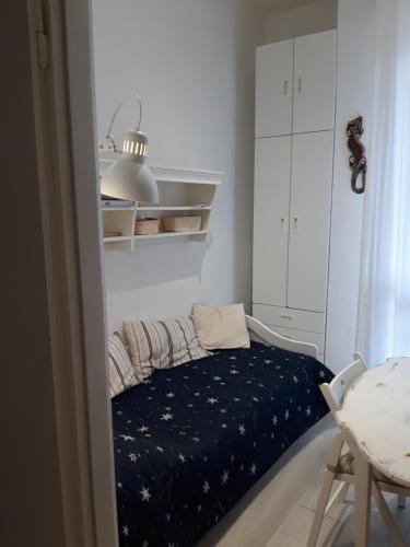 フィレンツェにあるAppartamento Mamma Sandra: incantevole,comodissimoのベッドルーム1室(ベッド1台、黒毛布付)