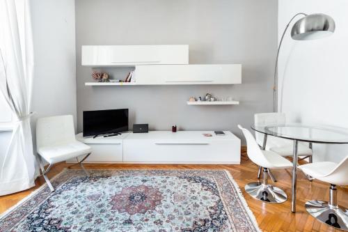 Sunny flat near Villa Borghese