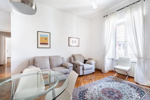 Sunny flat near Villa Borghese