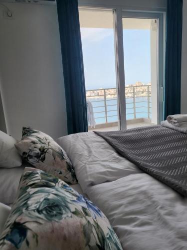 Giường trong phòng chung tại Stella Apartment