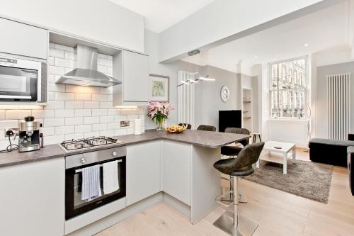 a kitchen and living room in a apartment at Modern & Spacious 1 Bed Apt, West End in Edinburgh