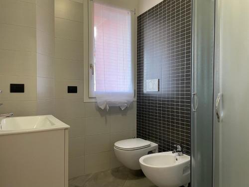 a bathroom with a toilet and a sink at APPARTAMENTO FIERA MILANO - Affitti brevi Italia in Pero