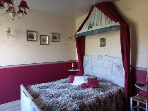 1 dormitorio con 1 cama con dosel en Le Nid D'Hirondelles en Donges