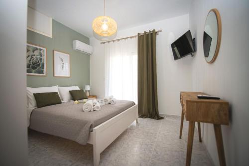 Villa Giota Luxury Living في ثيولوغيس: غرفة نوم مع سرير مع اثنين من الحيوانات المحشوة عليه