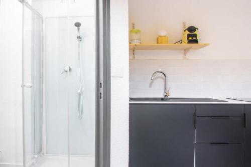 eine Küche mit einem Waschbecken und einer Dusche in der Unterkunft Le OSLO, à 50m de la gare TV connecté+Fibre in Poitiers