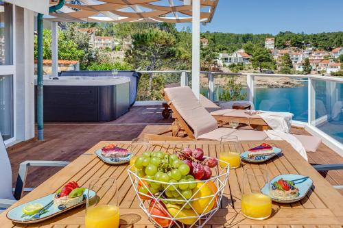 un tavolo con un cesto di frutta sul balcone di Apartments Habek a Vrboska (Verbosca)