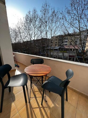 d'un balcon avec deux chaises, une table et une fenêtre. dans l'établissement BejartApartment2, à Tirana