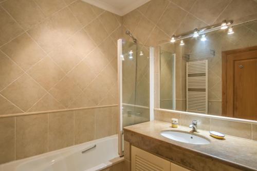 Et badeværelse på Villa Acacias 18, Brisa do Mar