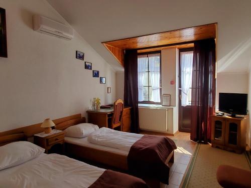 Ένα ή περισσότερα κρεβάτια σε δωμάτιο στο Hetman Hotel