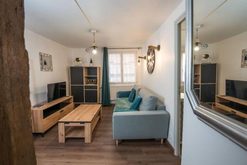 - un salon avec un canapé bleu et une table dans l'établissement NEW L'industr'ILL au cœur De l'Alsace, à Sélestat