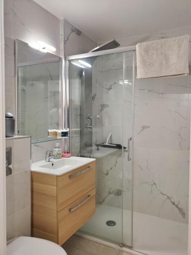 une salle de bain avec une douche en verre et un lavabo dans l'établissement MIOUGRANO Studio 4 Personnes 29m2, à Fréjus