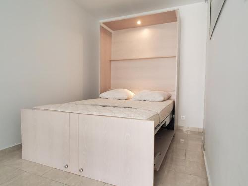 une petite chambre avec un lit dans une pièce dans l'établissement MIOUGRANO Studio 4 Personnes 29m2, à Fréjus