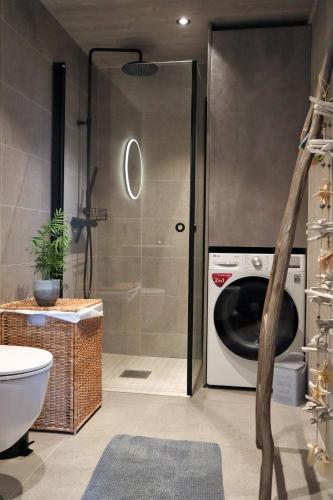 a washing machine in a bathroom with a shower at Cozy Apartment by the slopes in Kvitfjell Vest in Favang
