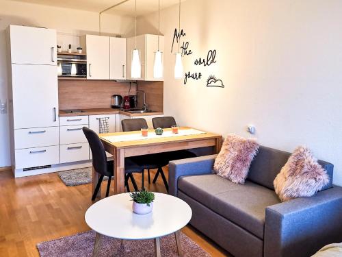 ein Wohnzimmer mit einem Sofa und einem Tisch in der Unterkunft Jonas Deluxe Apartment Panoramablick in Bad Goisern
