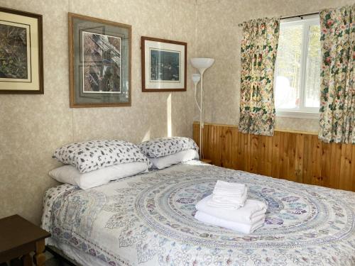 a bedroom with a bed with two pillows on it at Jade City Motel in Jade City