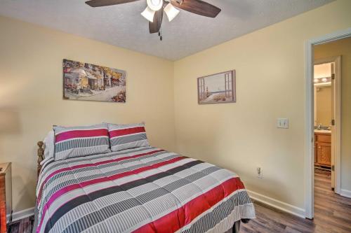 Ένα ή περισσότερα κρεβάτια σε δωμάτιο στο Cartersville Family Home with Spacious Backyard