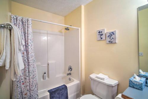 Ένα μπάνιο στο Cartersville Family Home with Spacious Backyard