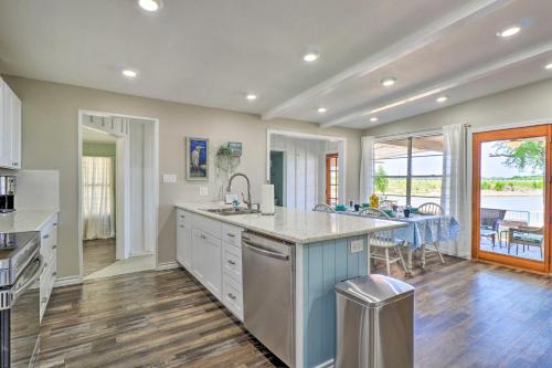 Η κουζίνα ή μικρή κουζίνα στο Private Dock - Waterfront Lake Brownwood Gem!