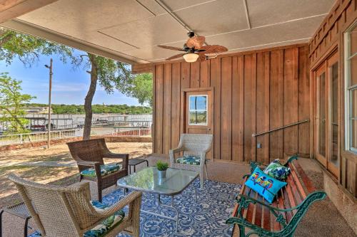 Μπαλκόνι ή βεράντα στο Private Dock - Waterfront Lake Brownwood Gem!