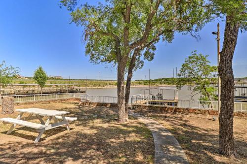 Φωτογραφία από το άλμπουμ του Private Dock - Waterfront Lake Brownwood Gem! σε Lake Brownwood