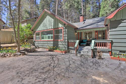 Cozy Skyforest Cabin about 1 Mi to Lake Arrowhead!