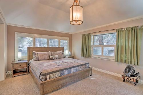 Ένα ή περισσότερα κρεβάτια σε δωμάτιο στο Cozy Skyforest Cabin about 1 Mi to Lake Arrowhead!